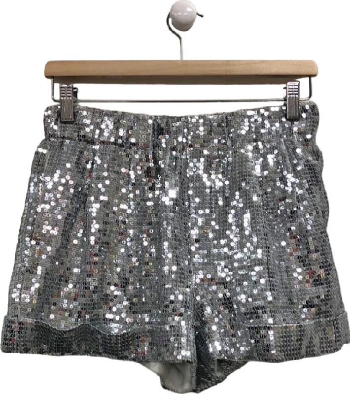 Boyfriend shorts – Relaxed, loose-fit shorts with a slightly longer inseam, often rolled up at the hem for a casual appearance.Alice + Olivia Silver Sequin Shorts