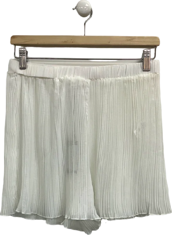 Paperbag waist shorts – Shorts with a gathered, elastic waist and often a belt, creating a relaxed and stylish fit.4th & Reckless White Pleated Shorts UK 10