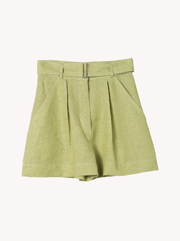 Seamless shorts – Shorts with minimal or no visible seams for a smooth, sleek look.PLEATED SHORT