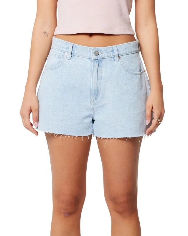 Boyfriend shorts – Relaxed, loose-fit shorts with a slightly longer inseam, often rolled up at the hem for a casual appearance.95 Baggy Short Kate - Light Vintage Blue