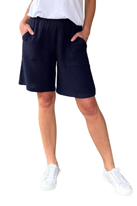 Linen shorts – Lightweight and breathable shorts made from linen, ideal for hot weather.BYRON SHORT - 43780T