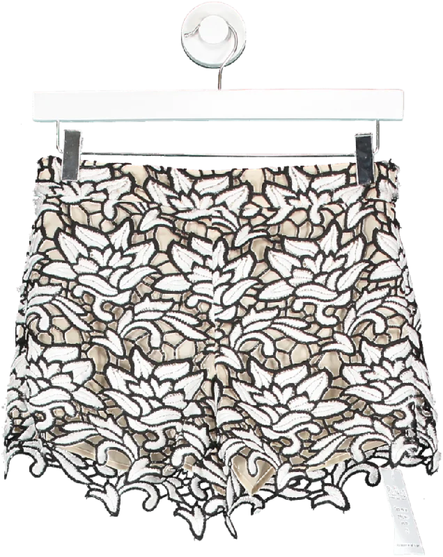 Booty shorts – Very short shorts that focus on accentuating the figure and providing maximum comfort.Alice + Olivia Black High Waisted Lace Short UK XS