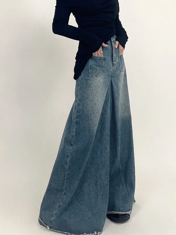 Cargo trousers – Loose-fitting trousers with large pockets on the sides, often made from durable materials.BerryBetty - Overzied Denim Wide Leg Pants