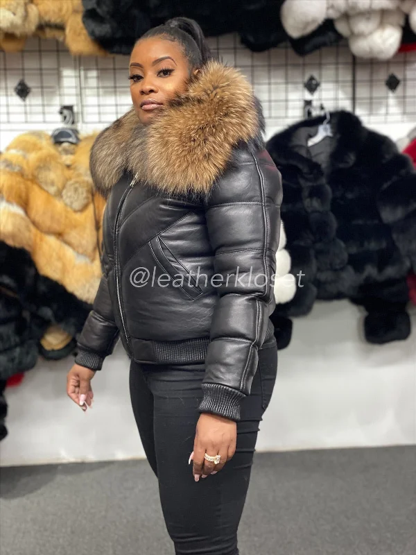 Military-inspired – Features like epaulets or button details that resemble military uniformsWomen's V-Bomber Black Premium Fox Fur Collar [Raccoon Fur]