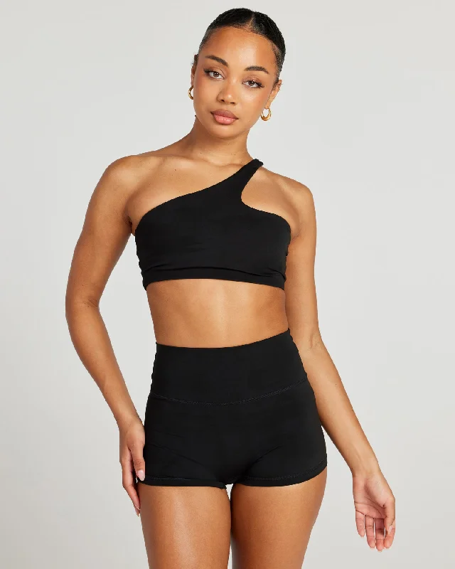 Criss-cross strap sports bra – Sports bra with straps that cross over at the back, providing extra support and a stylish look.Aura Flow Bra - Black