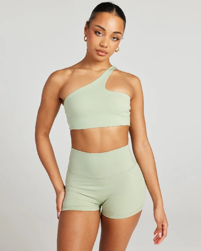 V-neck sports bra – Sports bra with a V-shaped neckline for a flattering and comfortable fit.Aura Flow Bra - Light Sage