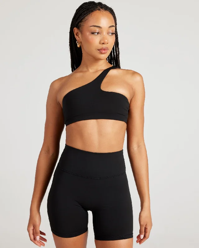 Racerback sports bra – Sports bra with a back design that features straps that meet in a "V" or "Y" shape, offering better shoulder mobility.Aura Flow Lite Bra - Black