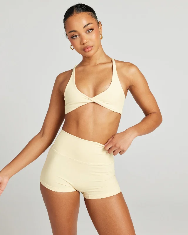 Activewear sports bra – Sports bra designed not only for performance but also for wearing as part of stylish athleisure outfits.Aura Vantage Bra - Butter