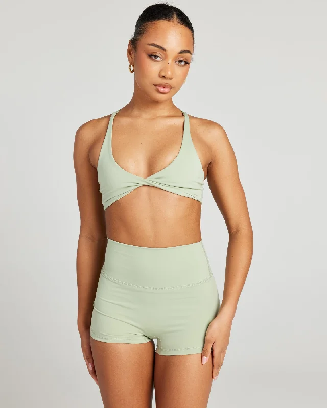 Front-closure sports bra – Sports bra that fastens at the front, often with hooks, zippers, or snaps, for easier wear.Aura Vantage Bra - Light Sage