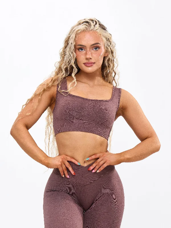 Criss-cross strap sports bra – Sports bra with straps that cross over at the back, providing extra support and a stylish look.Synergy Seamless Sports Bra - Mocha Berry