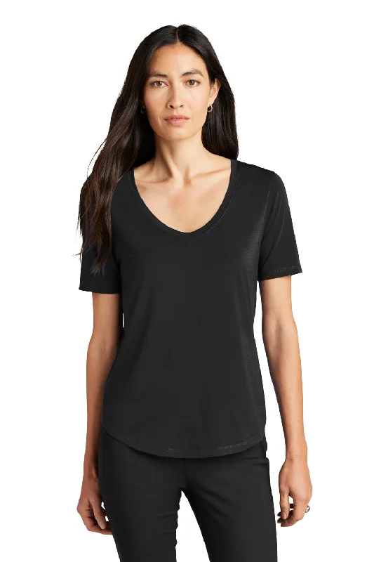 Boxy – Loose, straight cut with no shapingMercer+Mettle Womens Moisture Wicking Short Sleeve Scoop Neck T-Shirt - Deep Black