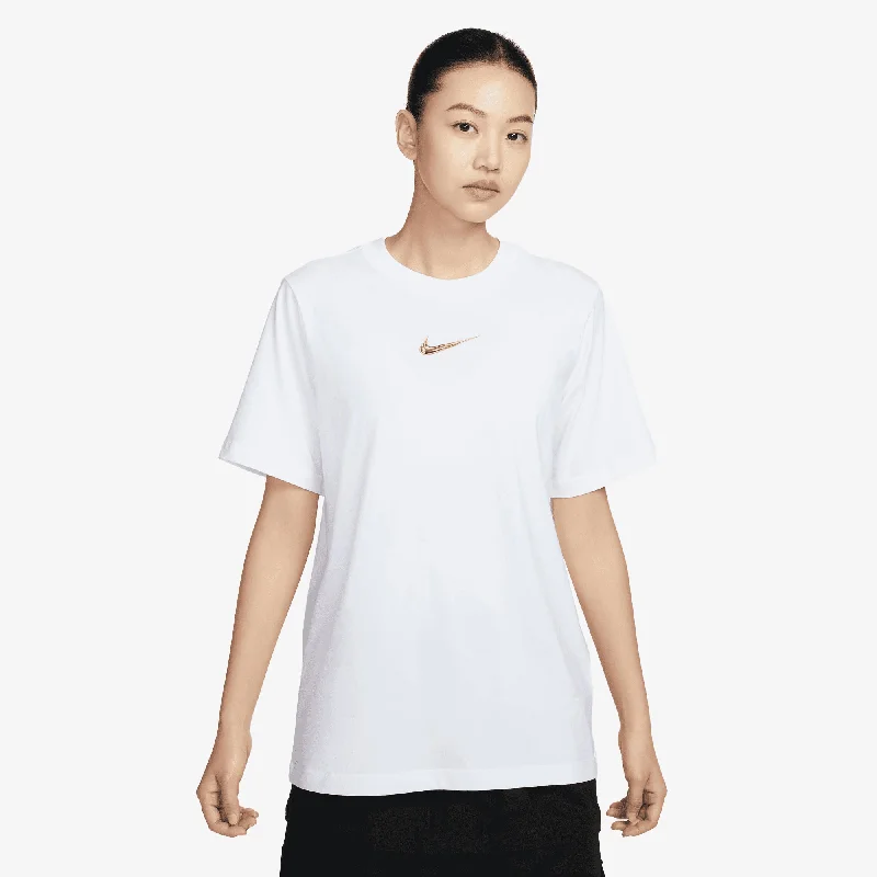 Pima cotton – Soft, high-quality cotton for a luxurious feelNIKE | WMN'S LOOSE SHORT-SLEEVE GRAPHIC T-SHIRT { WHITE