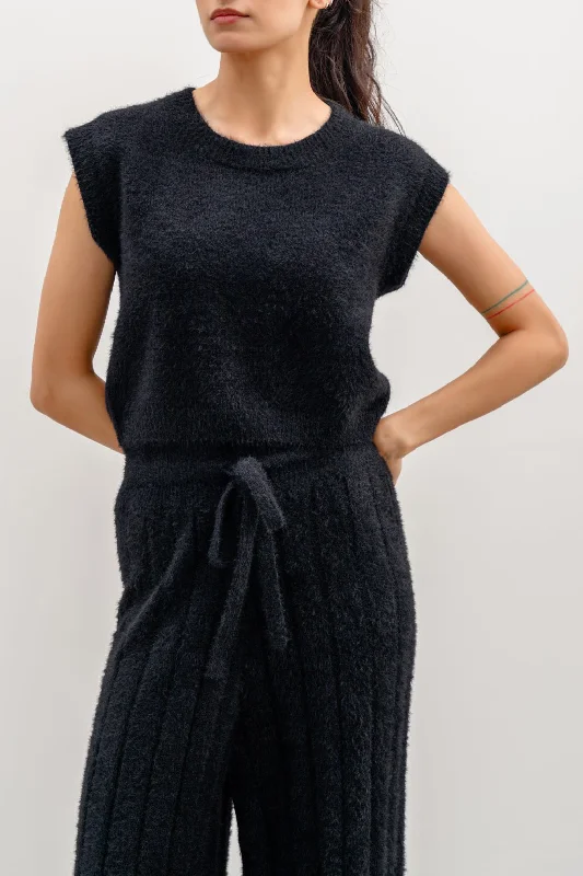 Turtleneck – High-neck style for added warmthSLEEVELESS ANGEL SWEATER