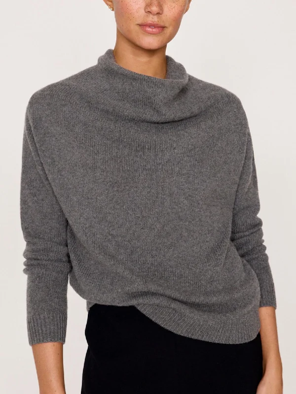 Raglan sleeve – Diagonal sleeve seams that extend to the necklineThe Theo Pullover