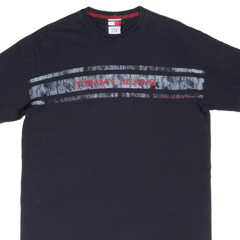 Crew neck – Classic round necklineVINTAGE TOMMY HILFIGER SPELLOUT BLACK TEE SHIRT 1990S MEDIUM