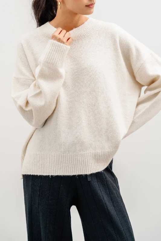 Raglan sleeve – Diagonal sleeve seams that extend to the necklineSOFT KNIT SWEATER